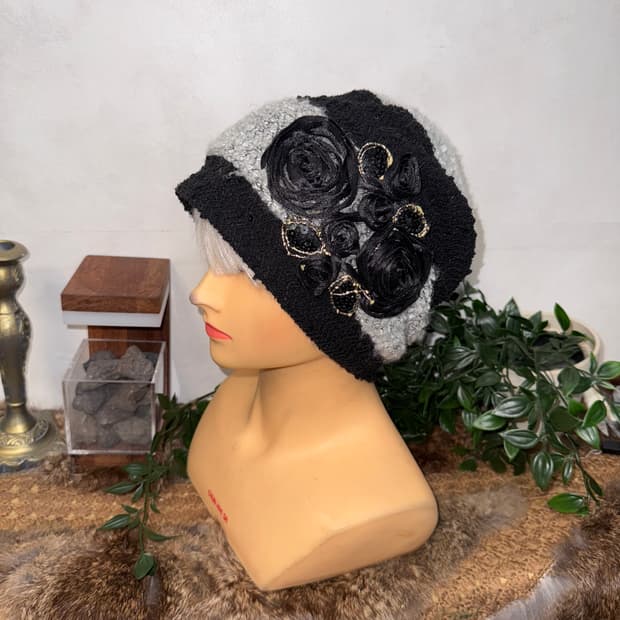 Black & gray flower corsage knit beanie 