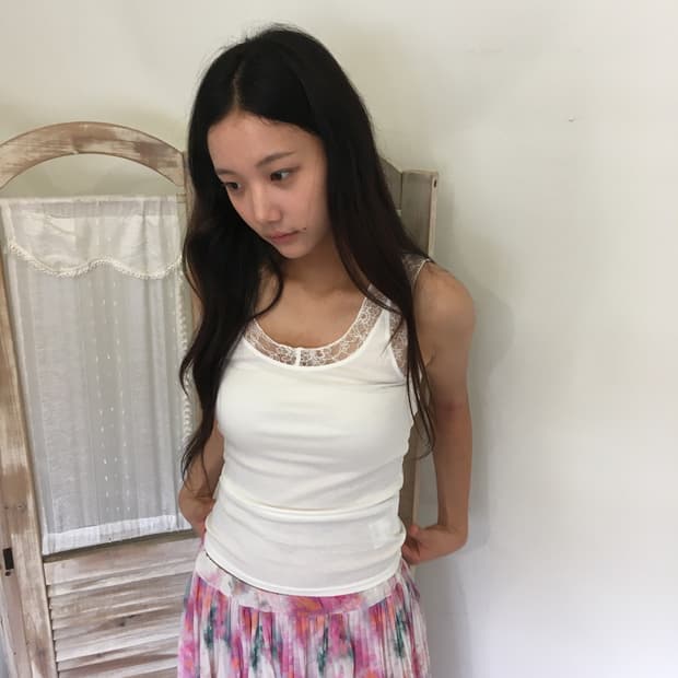 white lace sleeveless