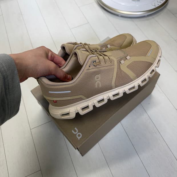 온러닝 온 클라우드 6 280 사이즈  실물 진짜 고급스러운 베이지입니다