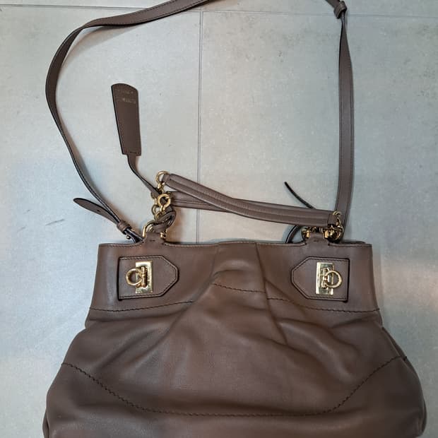 페라가모 가죽 숄더백(정품)