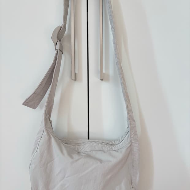 코스 새들백 라이트그레이