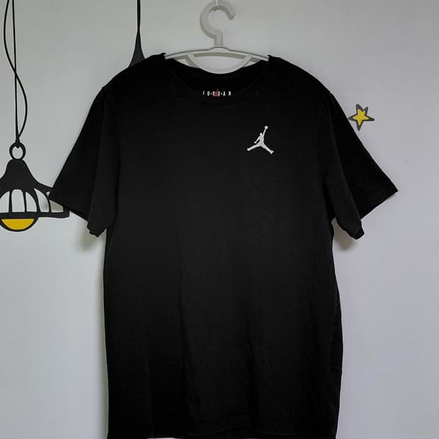 [L] 나이키 조던 에센셜 자수 로고 반팔 티셔츠 (DC7486-010)