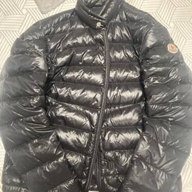 몽클레어 경량패딩 2사이즈 싸게 팝니다 연락주세요