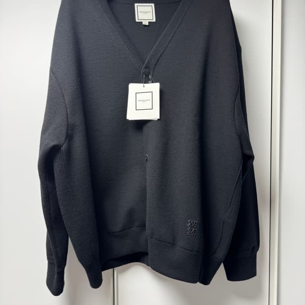 [52, 105-110] 우영미 23fw 자수패치 브이넥 가디건 블랙