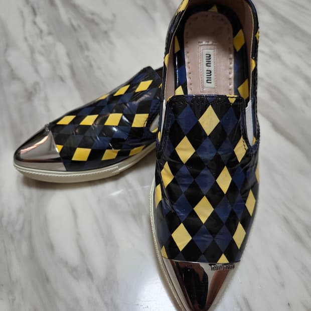 미우미우 메탈 토 슬립온