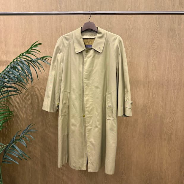 버버리 롱 코트 버튼 클로징 백 슬릿 스트랩 커프스 디테일 베이지