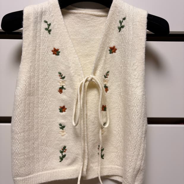 아이보리 꽃자수 니트 조끼
