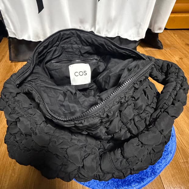 코스 퀼티드 오버사이즈 구름백 블랙