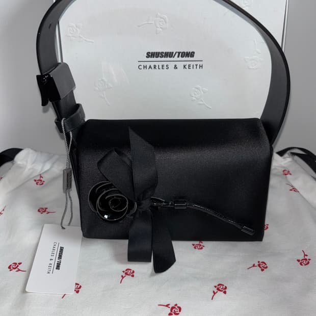 [새상품]슈슈통 x 찰스앤키스 레더 로즈 모티브 숄더백