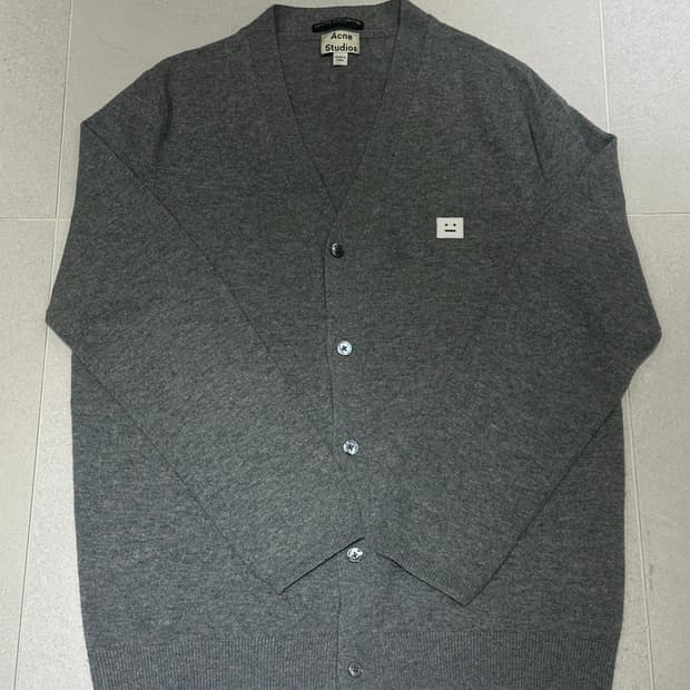 아크네 미니 로고 가디건