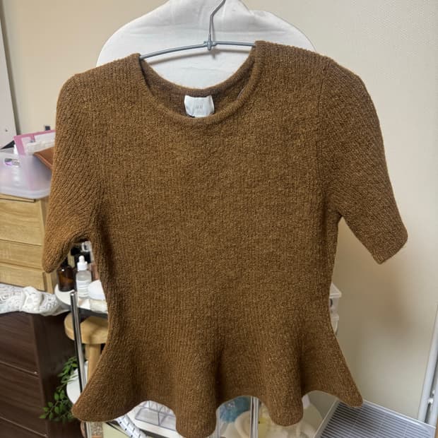 에첸엠 h&m 플레어 반팔 니트