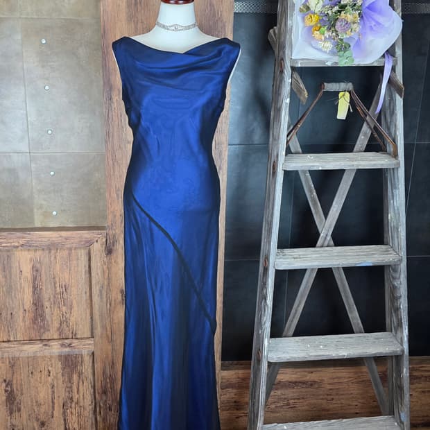 블루 커울넥 드레이프 드레스