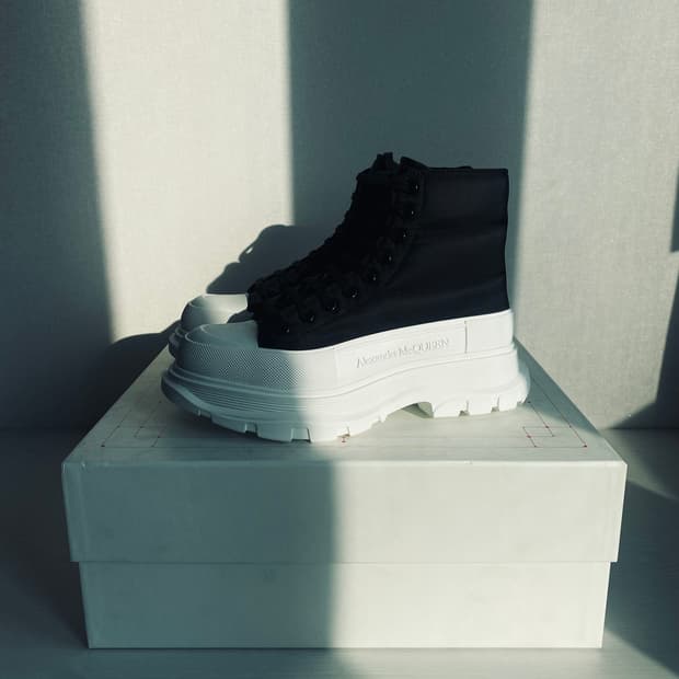 알렉산더 맥퀸 트레드 슬릭 부츠 하이탑 스니커즈 블랙 화이트