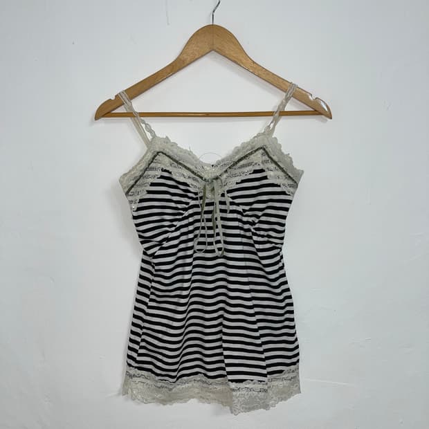 스트라이프 레이스 슬리브리스