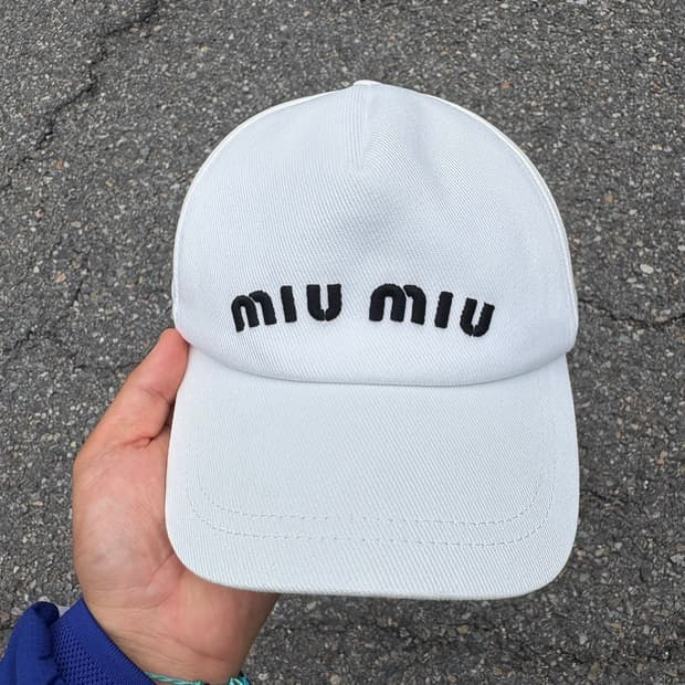 미우미우 화이트 볼캡