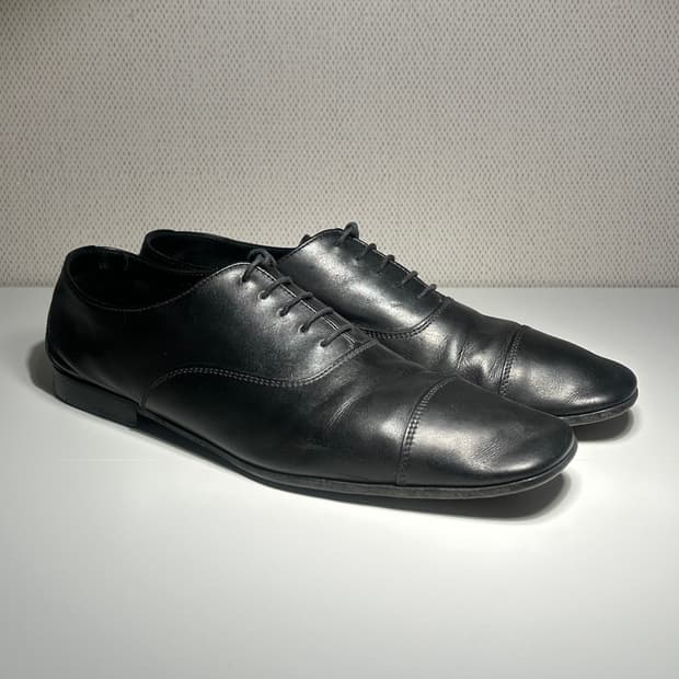 프라다 스퀘어토 더비