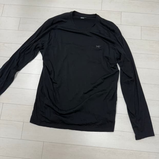아크테릭스 이오니아 LS 긴팔 블랙 XL 판매합니다. 깔끔한 블랙 색상이