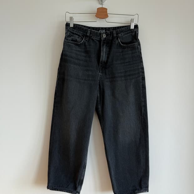코스(COS) 흑청 데님 팬츠
