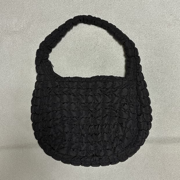 코스 퀄티드 오버사이즈 숄더백