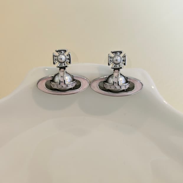 비비안웨스트우드 업사이클링 스왈진주 연핑크 귀걸이