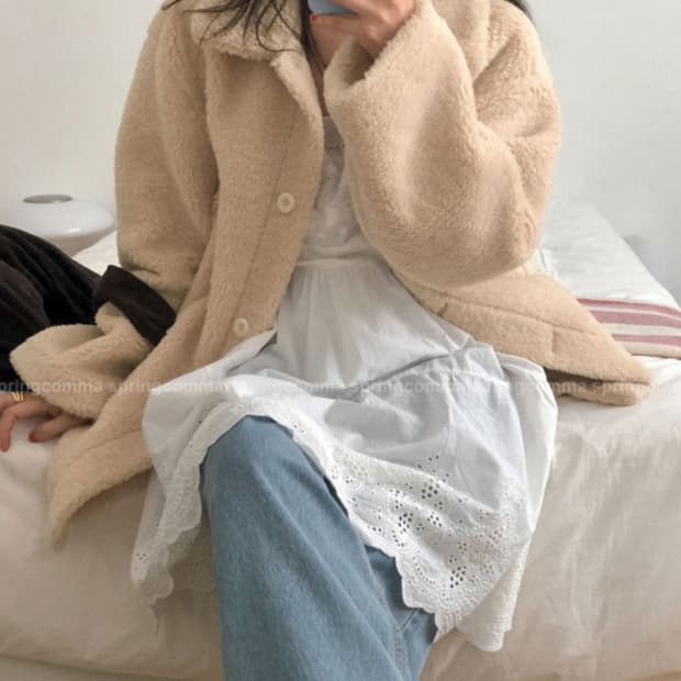 스프링콤마 크리미 덤블 하프 무스탕 코트