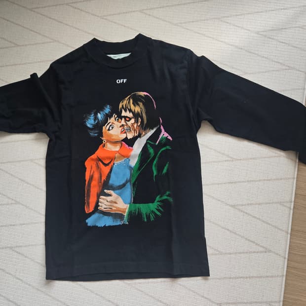 오프화이트 맨투맨