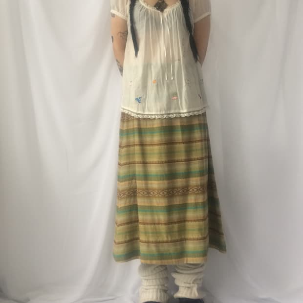 Alpaca embroidery point blouse