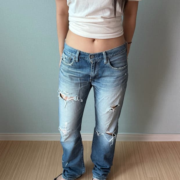 Levi’s distressed jeans