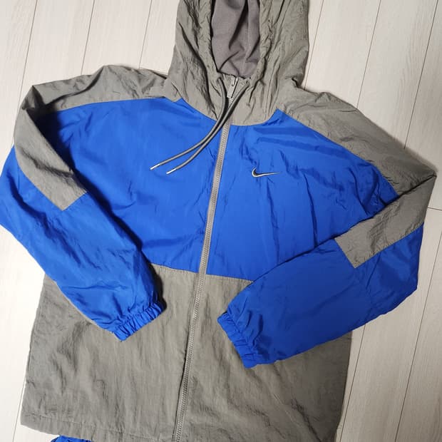 나이키 애슬레틱스 우븐 후드집업 바람막이 상하의 세트 사이즈95 m

여