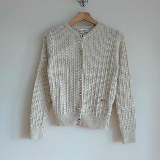 틸아이다이(TILLIDIE) 꽈베기 진주 가디건(캐시미어 블렌드)