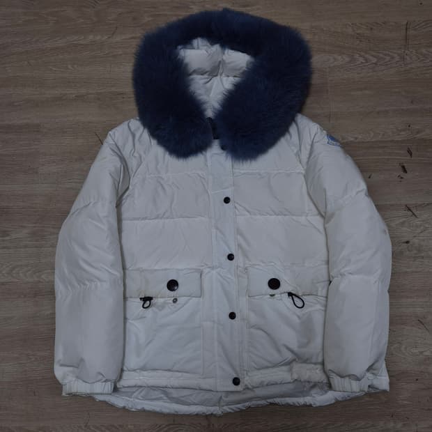 몽클레어 여성 시그니처 사이드 자수 와펜 퍼후드 패딩 점퍼 (3)