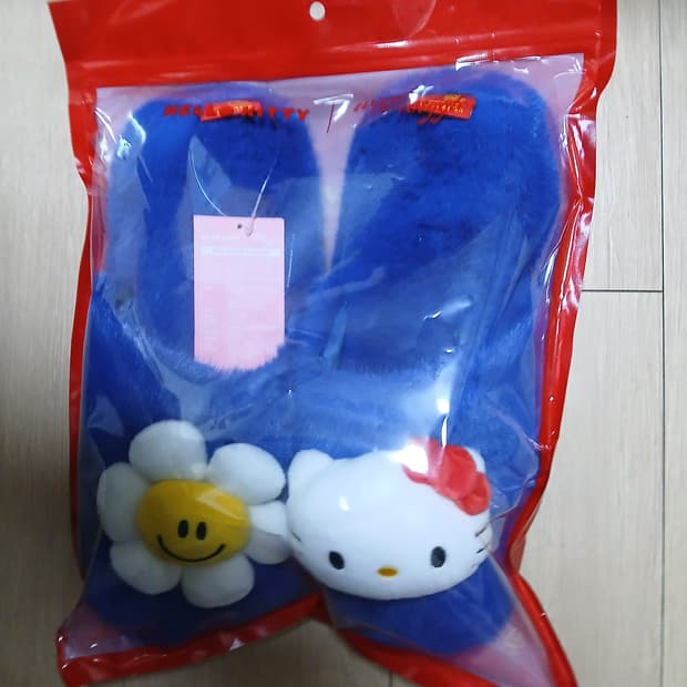 헬로키티 위글위글 퍼 슬리퍼 팝니다