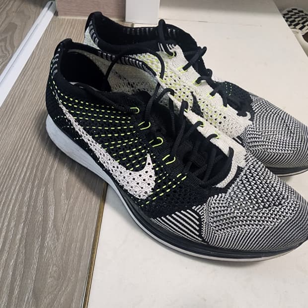 나이키 플라이니트 레이서 검흰형 285사이즈