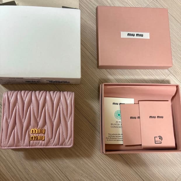 미우미우 마테라쎄 반지갑 핑크