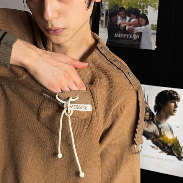 Leiliam 오프닝 숄더 디테일 스웻 셔츠