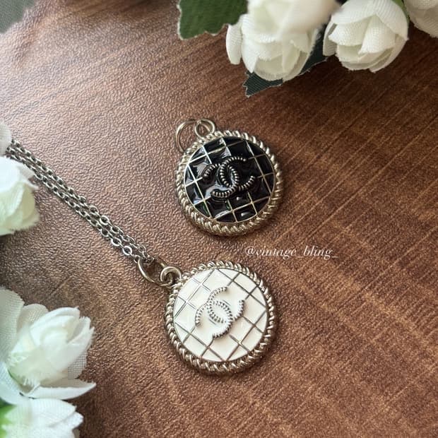 샤넬 격자 그리드 패턴 로고 실버 목걸이