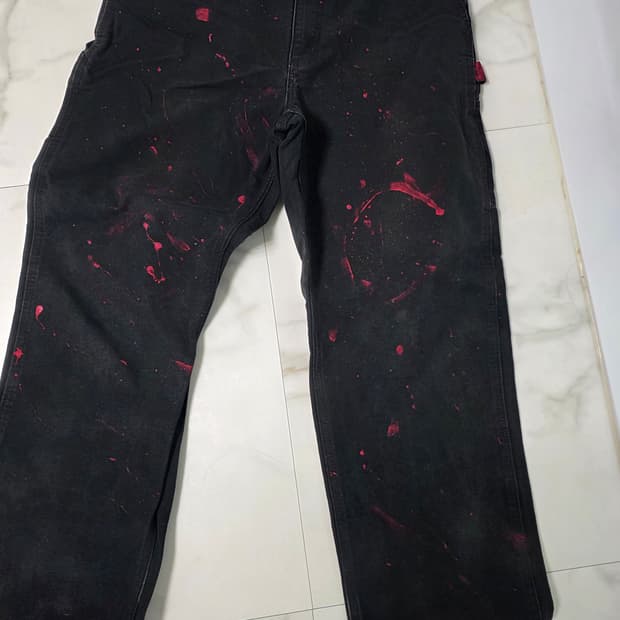 Carhartt Work Pants Black Paint Detail
가