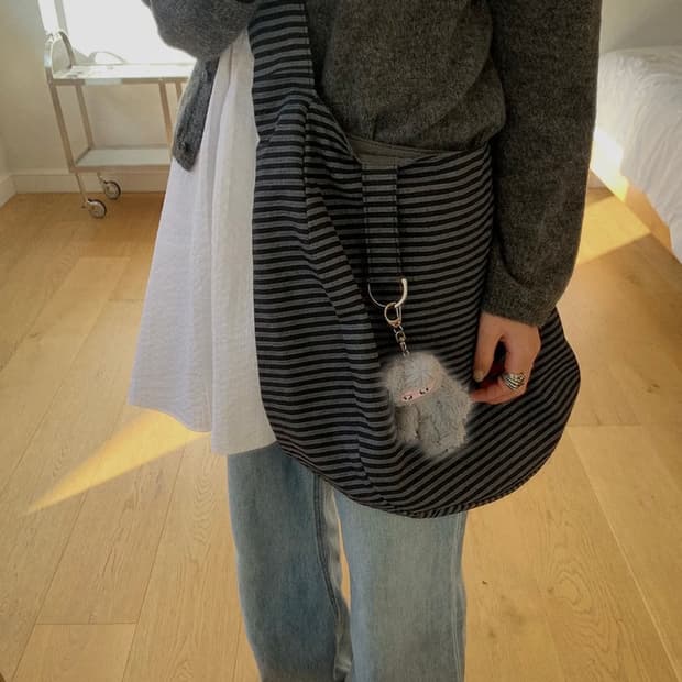 무신사 잇자바이브 리버시블 스트라이프 크로스백 가방 에이블리지그재그크림빈