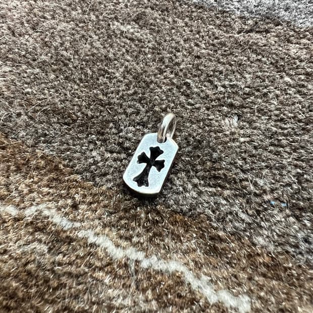 크롬하츠 타이니 도그택 펜던트