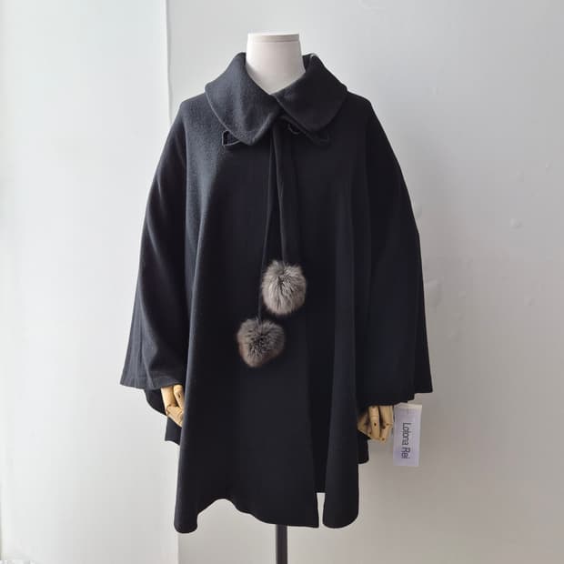 울 케이프핏 빅카라 폼폼 블랙 코트