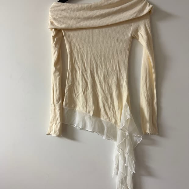 새상품 여자 오프숄더 밑단 쉬폰 긴팔티