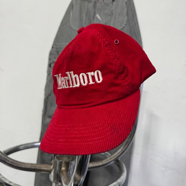 말보로 자수 스펠로고 코듀로이 캡