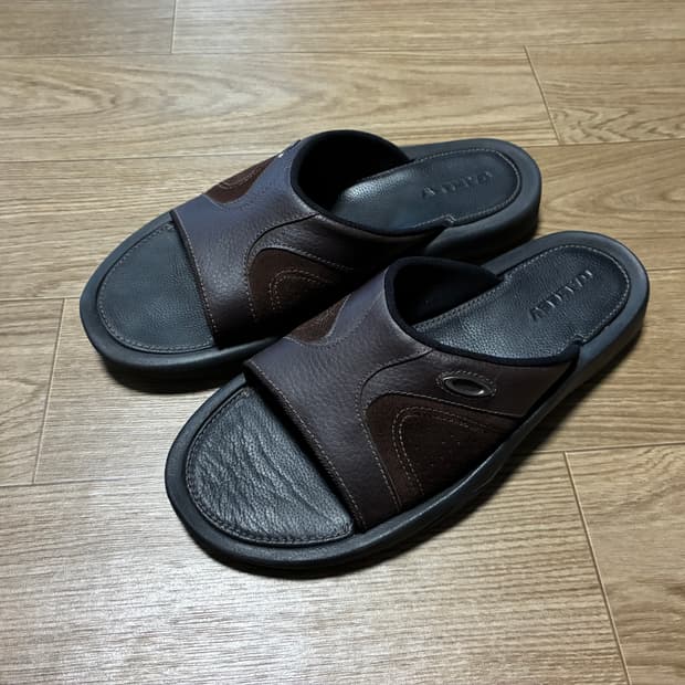 260-270) 오클리 메탈로고 레더 슬리퍼