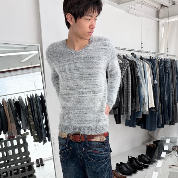 토네이도 마트 스트라이프 브이넥 니트