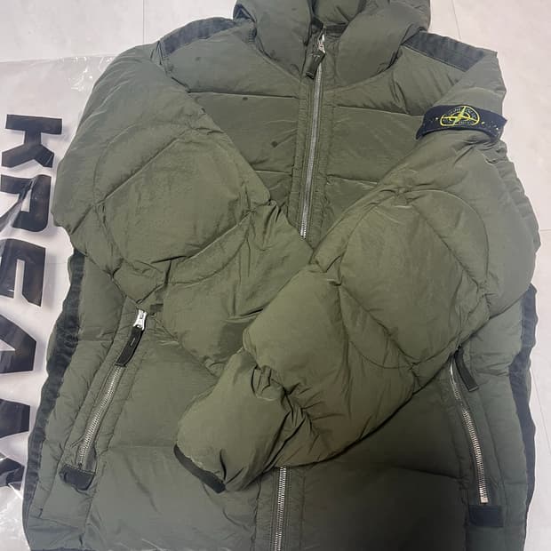 스톤 아일랜드 심리스 나일론 패딩 S (급처)