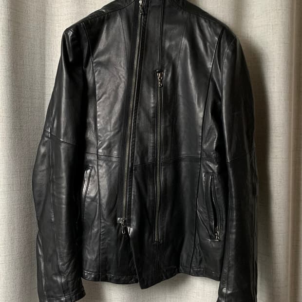 Julius 16fw 슬래쉬 하이넥 레더자켓
