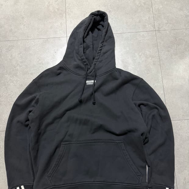 아디다스  블랙컬러 스몰로고패치 스웻후디 100size  