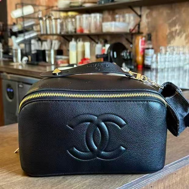 샤넬 블랙 파우치백