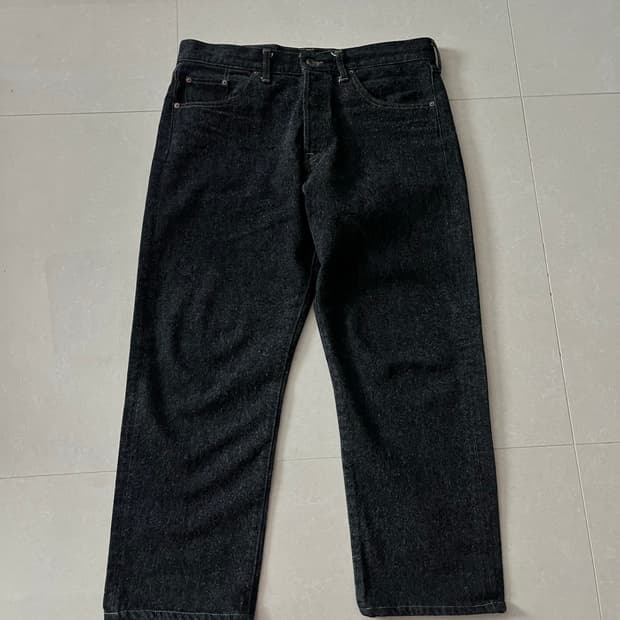 아프레쎄 블랙 워시드 데님 팬츠