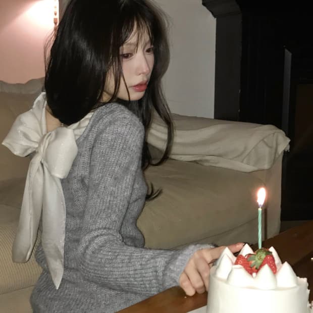 클라우드이모션 모네뜨 백 리본 새틴 point 니트 TOP